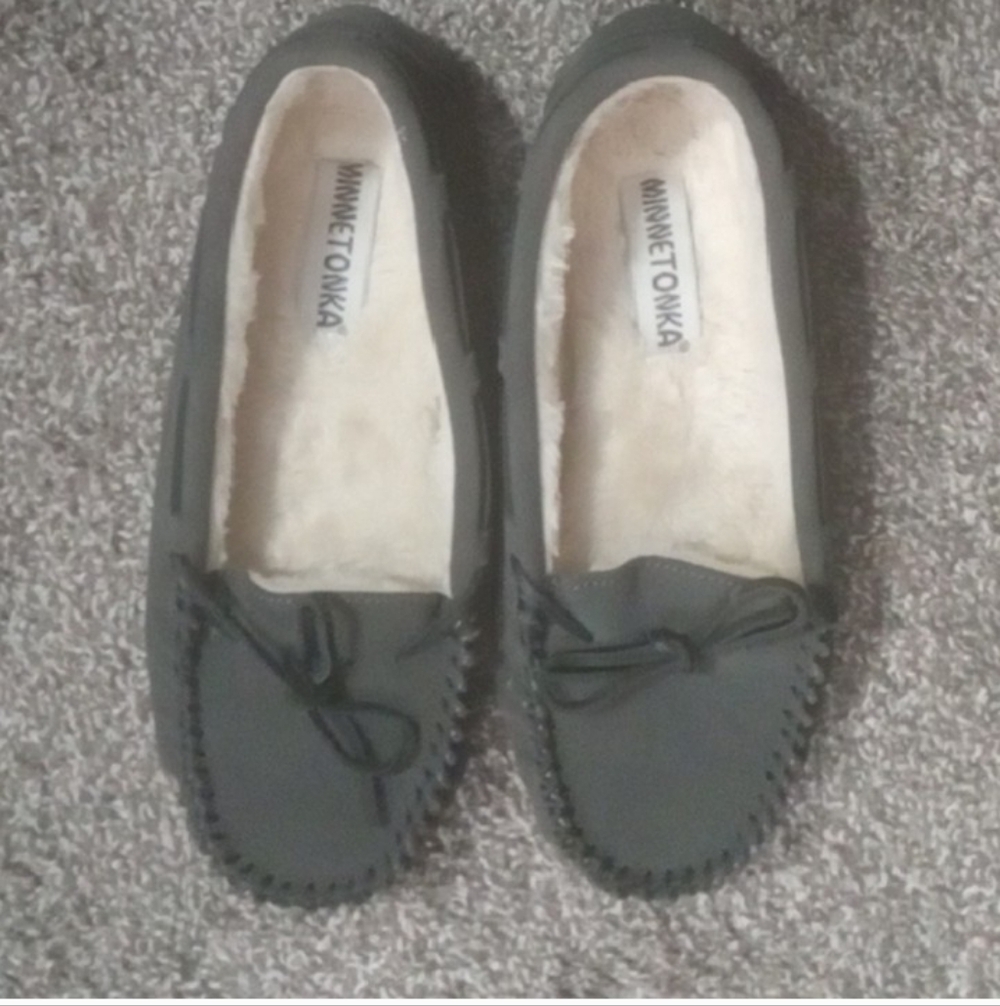 NWOT Minnetonka Women's Charcoal Moccasins